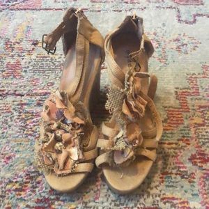Madden girl corkscrew flower wedges